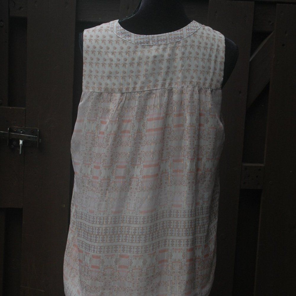 Tabitha Webb L Gold Accent Floral Print V-Neck NEW - Picture 6 of 6